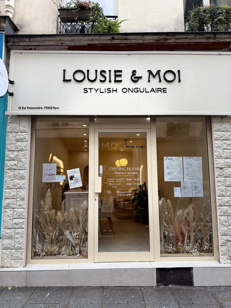 La façade crème du 12 rue Poissonnière, enseigne noire Lousie & Moi et vitrines de pampas