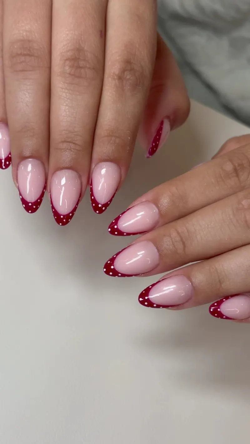 Ongles amande, french bordeaux à petits pois blancs sur base rose