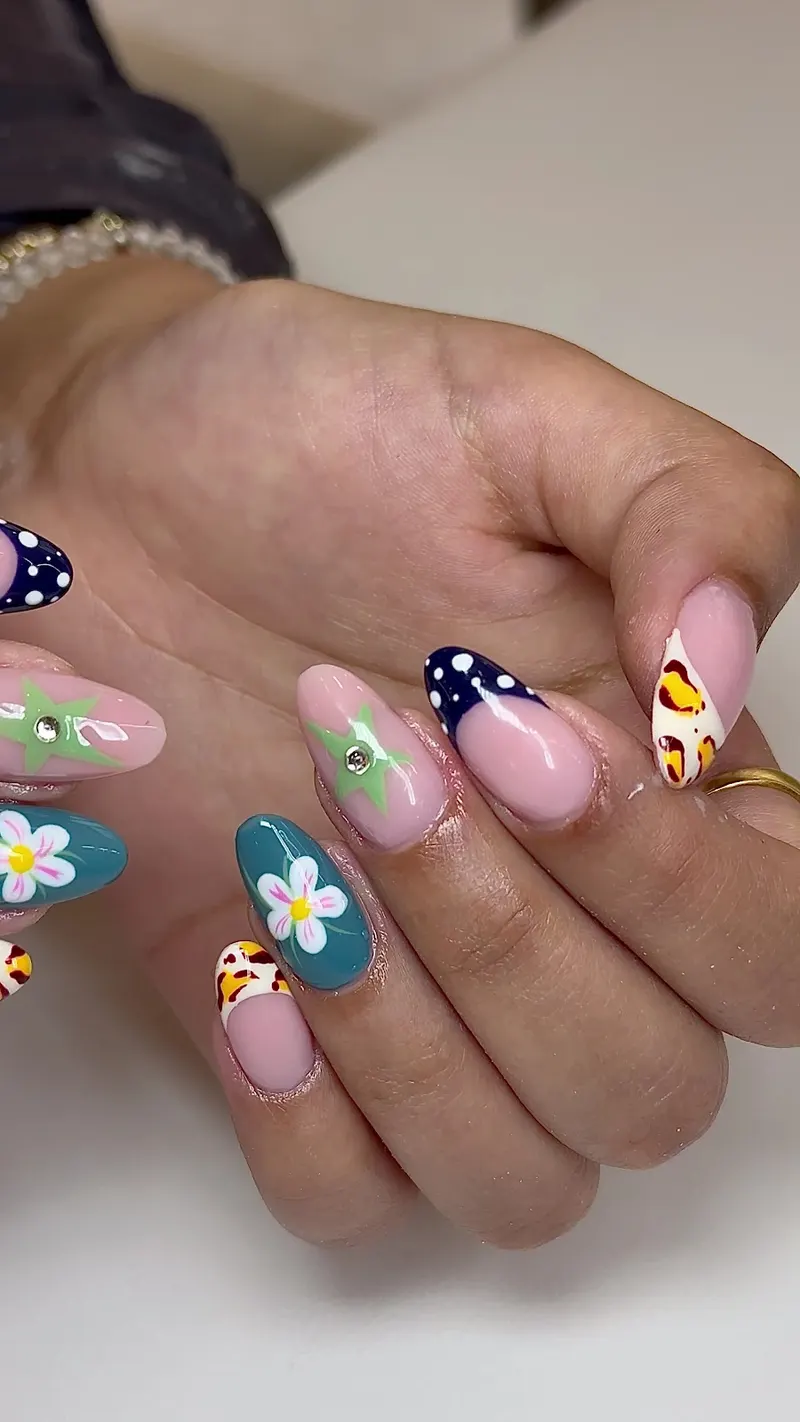 Nail art peint main : pois marine, étoiles vertes, fleurs blanches sur bleu canard, léopard